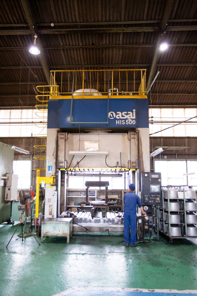 鉄材をメインとするプレス板金塗装組立工場